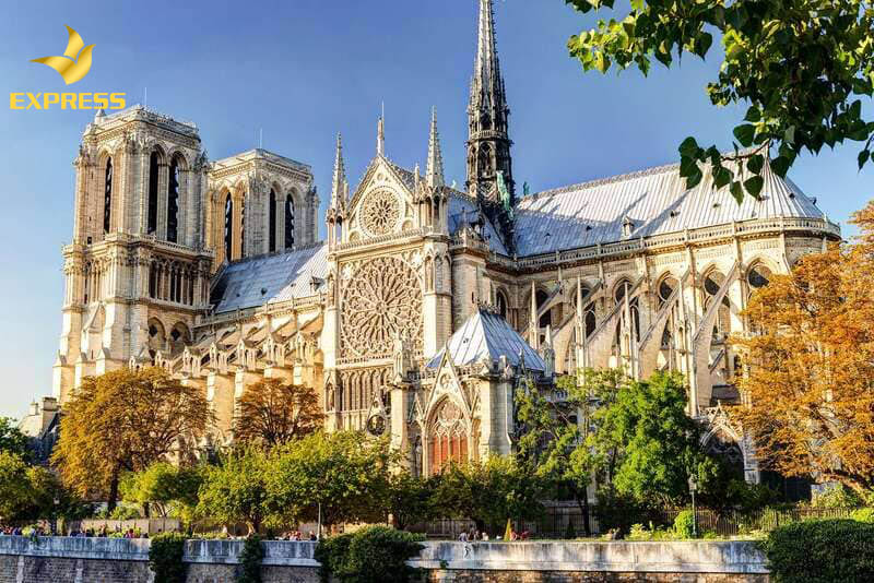 Công trình xây dựng nhà thờ Đức Bà Paris ở Pháp thu hút nhiều khách du lịch đến tham quan