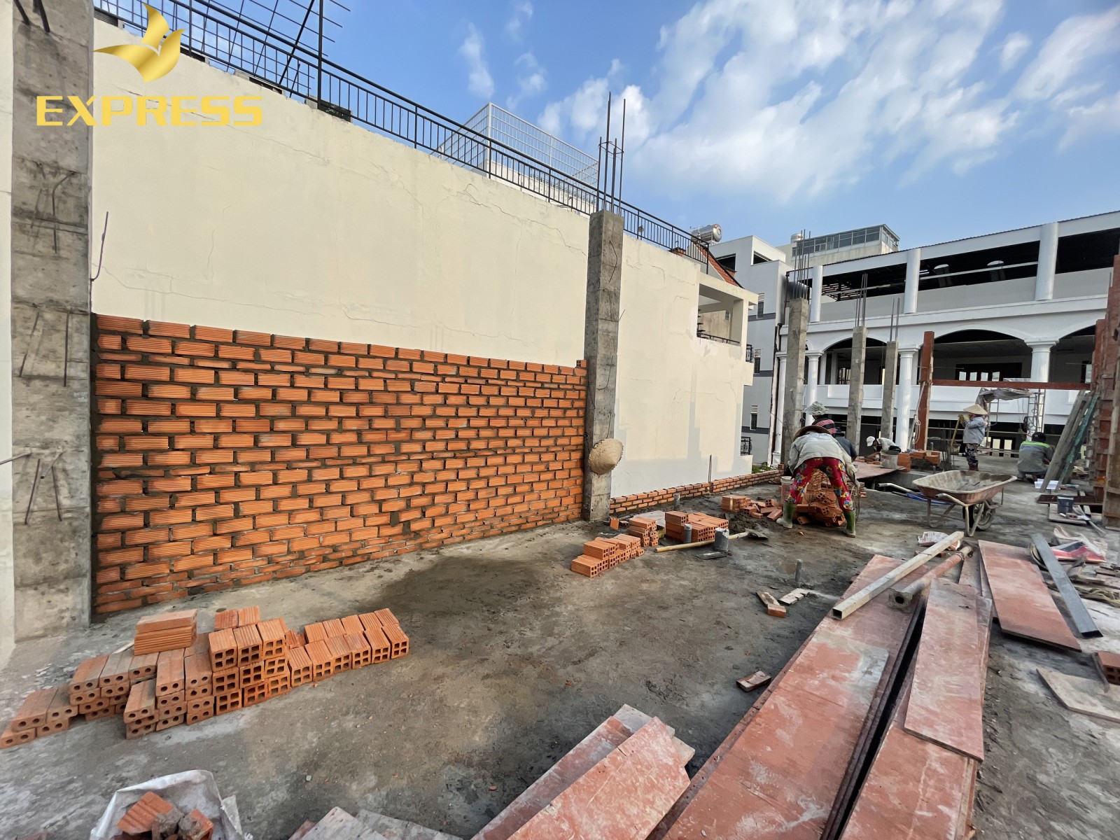 Xây dựng nhà trên đất ở