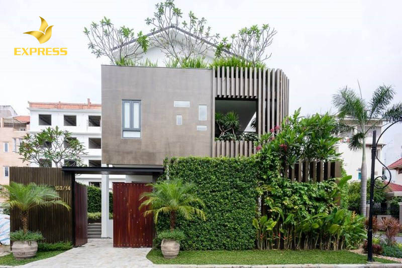 Hàng rào màu xanh rất thân thiện với thiên nhiên.