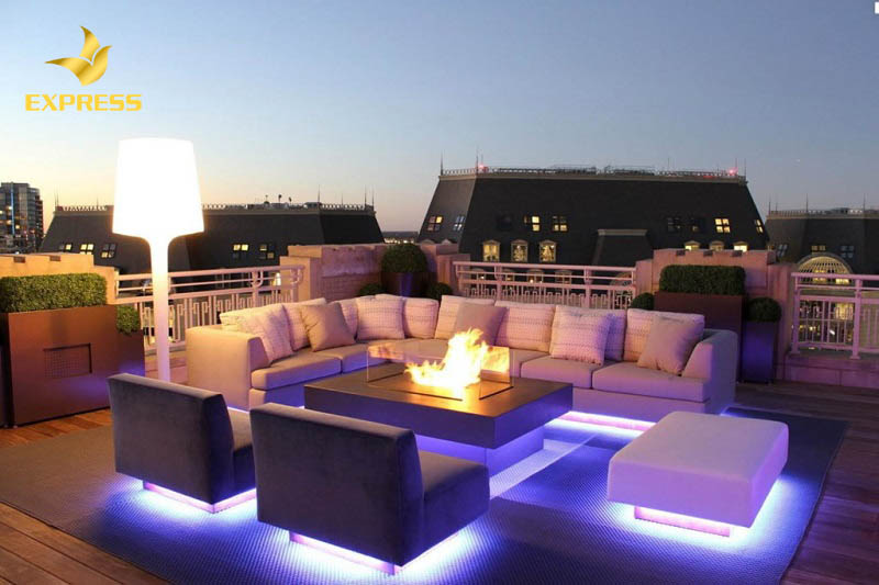 Thiết kế đèn neon ở vị trí phía dưới để làm nổi bật nội thất gia đình