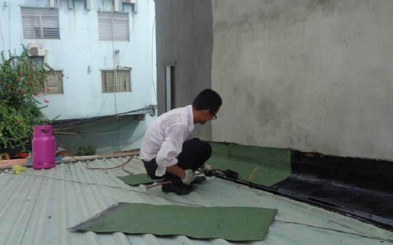 Cách chống thấm tường nhà liền kề bằng máng xả nước