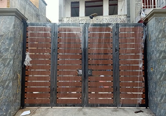 Cổng sắt 4 cánh nan gỗ