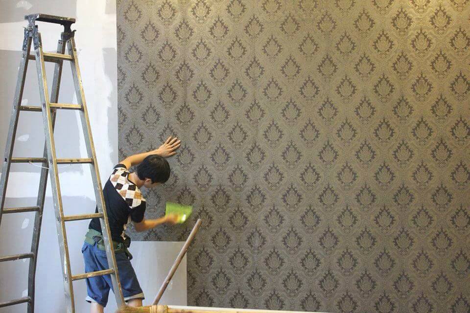 Dán giấy dán tường đòi hỏi sự khéo tay
