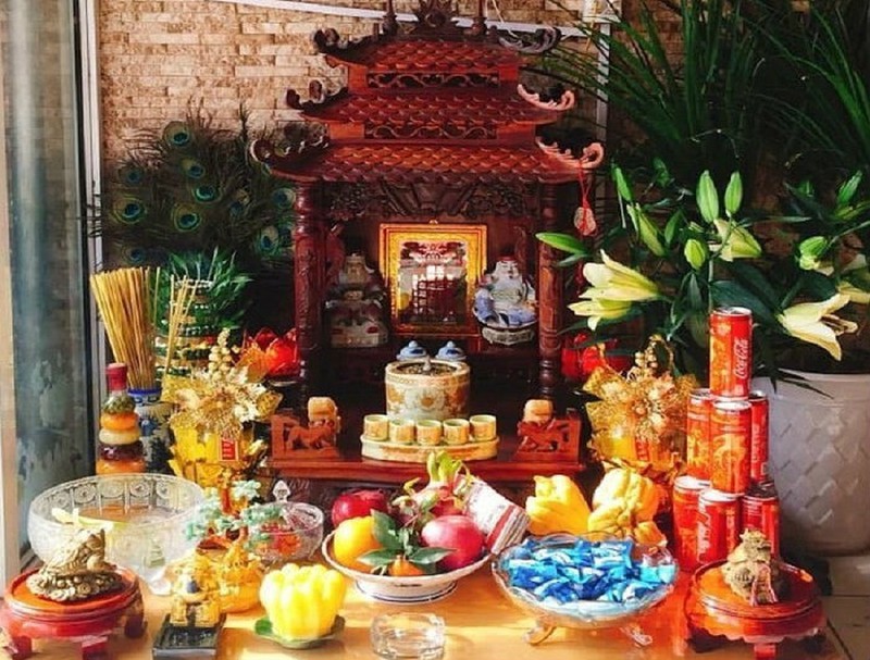 Những vật phẩm bày trí trên bàn thờ ông Thần Tài