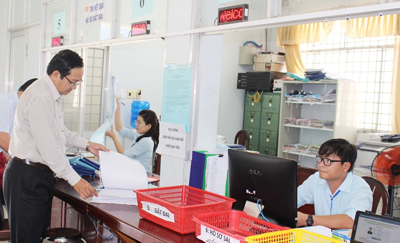 Nộp hồ sơ cho văn phòng đăng ký quyền sử dụng đất
