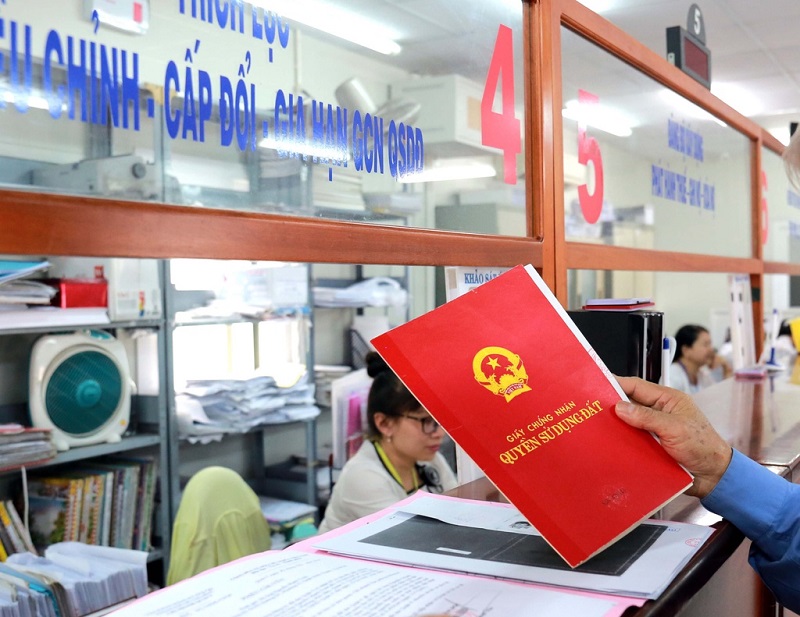Nộp hồ sơ sang tên sổ đỏ tới Văn phòng đăng ký quyền sử dụng đất