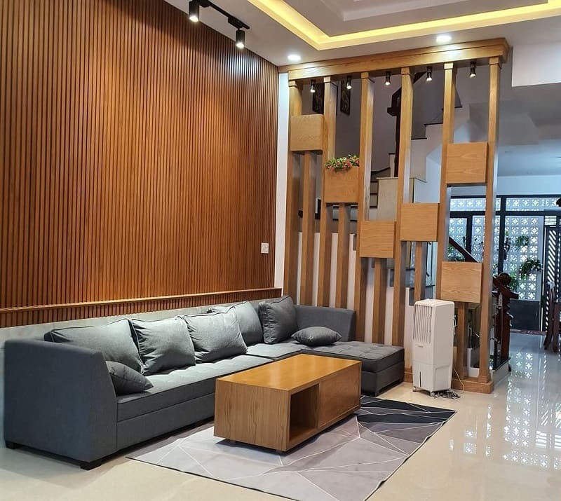 Sử dụng vách ngăn chia bố cục cho thiết kế phòng khách nhà ống 4m