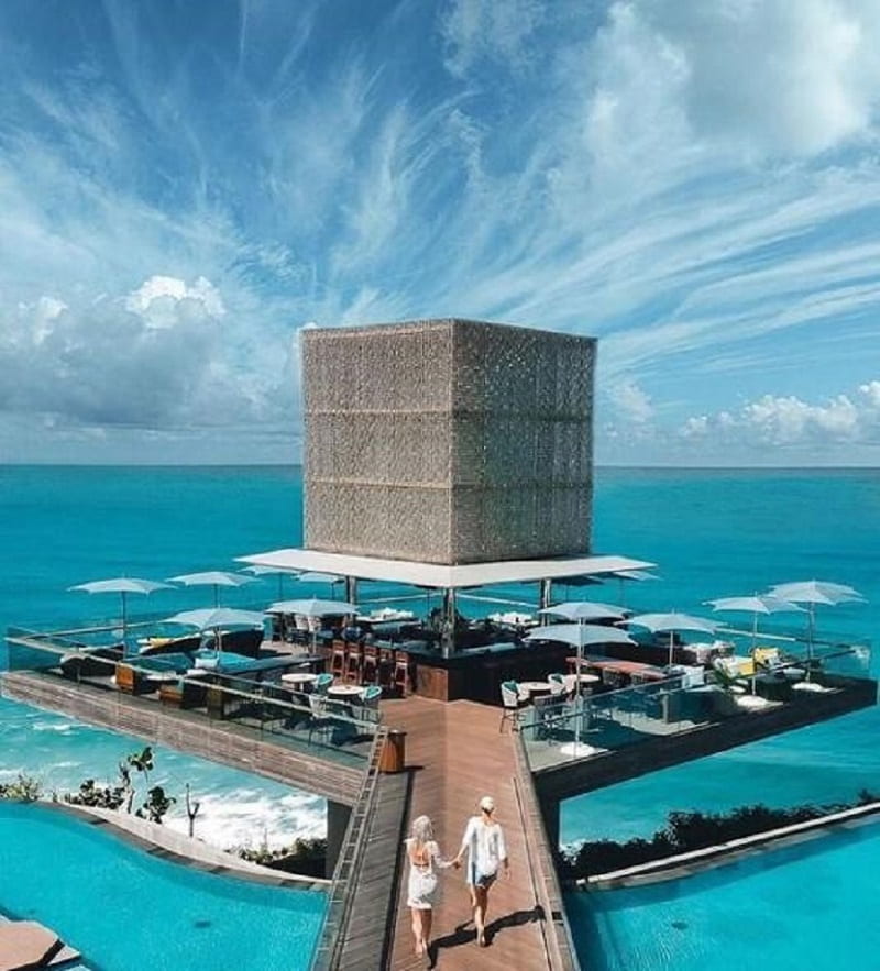 Tòa lâu đài rượu khổng lồ trên biển lưu trữ hàng trăm loại rượu khác nhau