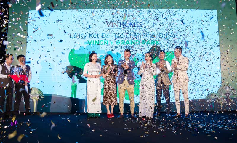 Ông Nguyễn Đức Quang cùng 5 Giám Đốc Quản Lý Đại Lý Vinhomes khui rượi thông báo buổi lễ chính thức bắt đầu