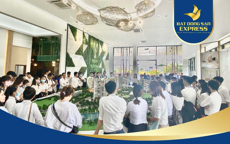 Các chuyên viên tại sàn EXPRESS rất hào hứng và chú ý lắng nghe những lời chia sẻ về dự án của chủ đầu tư Pi Group