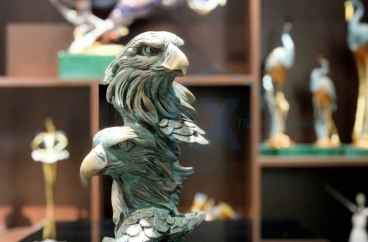 Decor bằng đồng X HOME Hà Nội Hồ Chí Minh Đầu đại bàng màu xanh ngọc