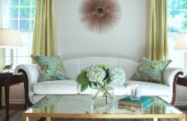 Trang trí sofa trắng với gối tựa 