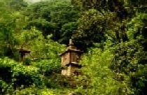 Tận thấy tháp mộ Trần Nhân Tông uy nghi trên đỉnh núi 