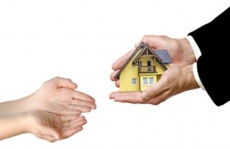 Con ở nước ngoài có được nhận nhà đất bố mẹ cho, tặng ở Việt Nam?