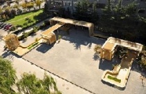 Không gian công cộng uốn lượn có mái che 