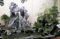 Non bộ trong vườn 