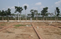 Đã công chứng hợp đồng mua đất nhưng vẫn bị Tòa án phong tỏa vì bên bán vỡ nợ