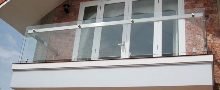  Vẻ đẹp sang trọng và hiện đại với thiết kế lan can kính ban công					