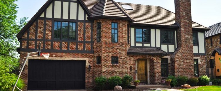  Phong cách Tudor trong thiết kế nội thất được thể hiện như thế nào?					