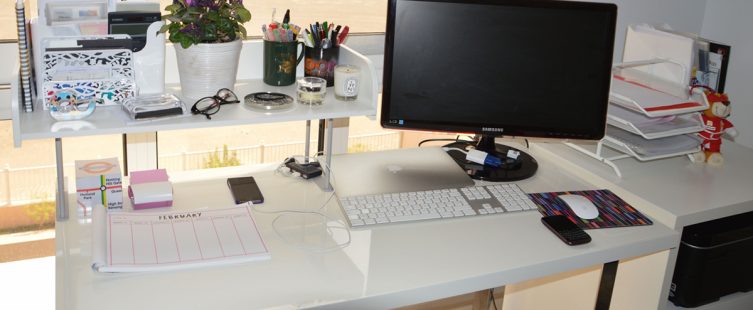  10 món đồ trang trí bàn làm việc nhỏ xinh thu hút mọi ánh nhìn					