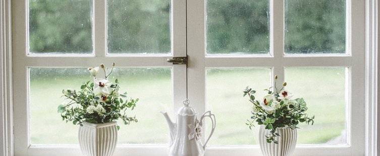  Bỏ túi ngay các mẫu hoa giả trang trí cửa sổ đẹp mê li					