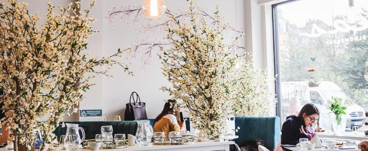  Những mẫu hoa giả trang trí quán cafe ai nhìn cũng mê					