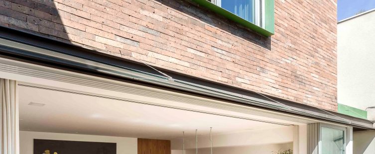  Sửng sốt với ngôi nhà có khung thép màu xanh lá cây tại São Paulo					
