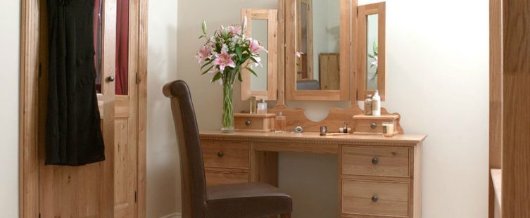  Bạn có biết: hướng để bàn trang điểm thế nào hợp phong thủy không?					