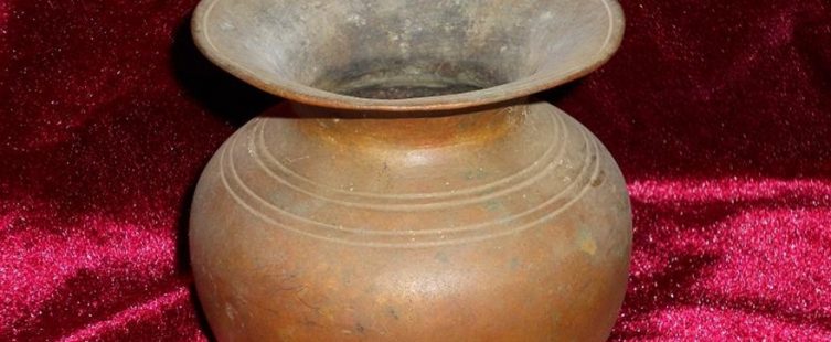  Phong thủy phòng ngủ: Nên đặt gì dưới gầm giường ngủ?					