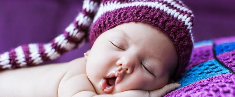  5 loại tranh treo tường phòng ngủ giúp các cặp vợ chồng nhanh chóng có con					