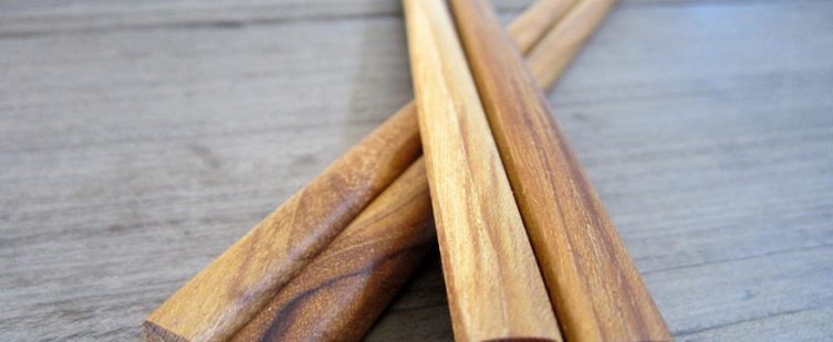  Mẹo vặt nội thất: Muốn làm gái đảm, học ngay bí quyết khử mùi hôi trên đũa gỗ					