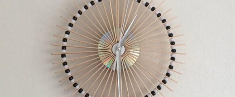  Học cách làm đồng hồ treo tường handmade từ những que gỗ nhỏ dẹt					