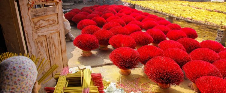  Khám phá nét tín ngưỡng thờ cúng của người Việt qua làng nghề hương xạ Cao Thôn					