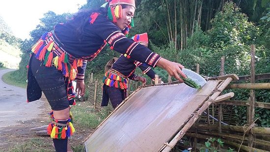  Nghề làm giấy dó của người Dao đỏ: dấu ấn văn hóa tâm linh độc đáo					