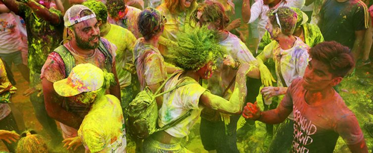  Lễ hội ném bột tại Hà Nội – Lễ hội sắc màu Holi đặc trưng của Ấn Độ					