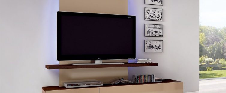  Nên mua kệ tivi phòng khách bằng gỗ tự nhiên hay gỗ công nghiệp					